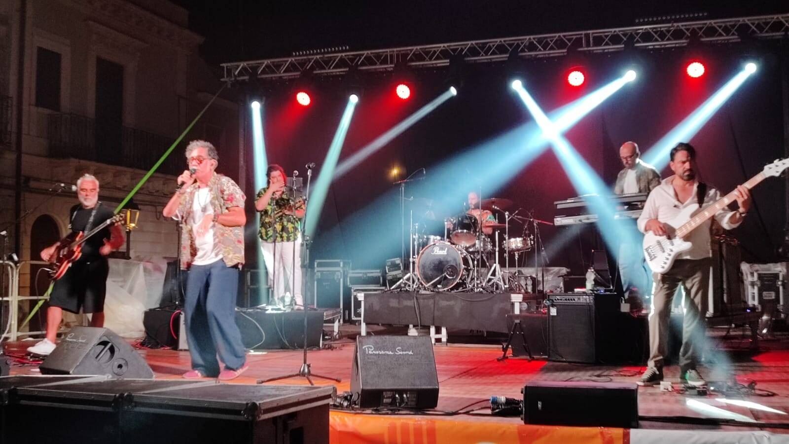 Lello Analfino e la T-Orkestar sul palco